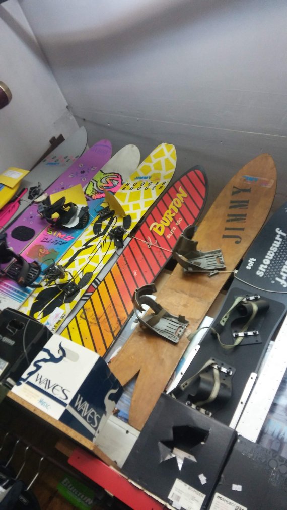 jimmy-sport_vecchi-snowboard-esposti-in-negozio