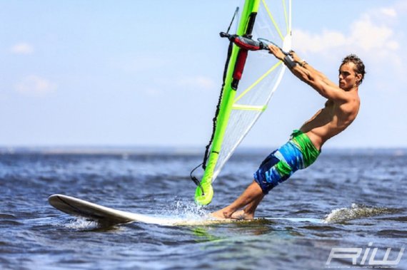 kingii-wearable-on-windsurf