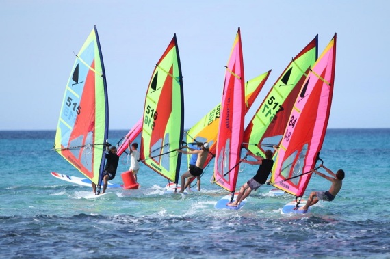 nel-golfo-di-mondello-la-festa-del-windsurfer