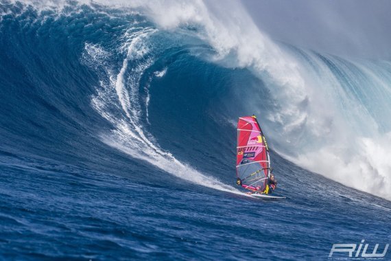 robby-naish-windsurfing-at-the-jaws-break-on-hawaii-s-north-shore