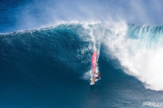 robby-naish-windsurfing-jaws-break-in-hawaii