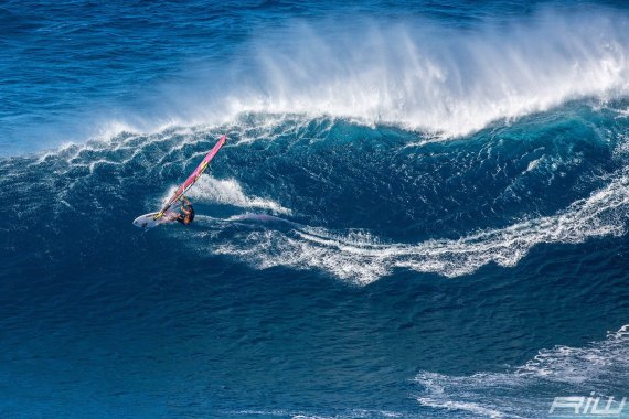 windsurf-legend-robby-naish-riding-a-wave-at-jaws-in-hawaii