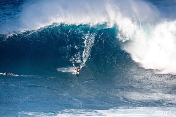 windsurfer-robby-naish-riding-a-monster-wave-at-jaws-on-hawaii-s-north-shore